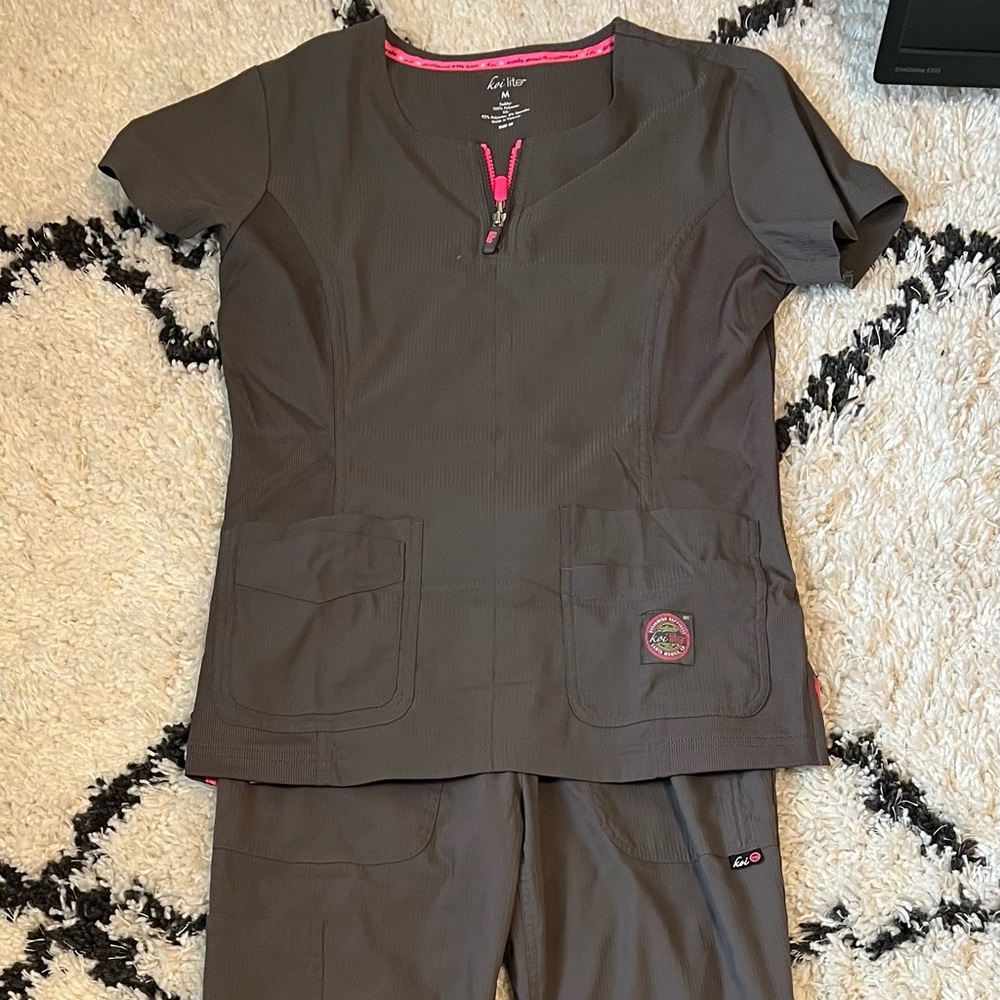 Koi lite slim fit scrub set